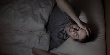 O que significa acordar várias vezes no meio da noite, segundo a psicologia?