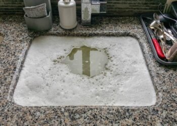 Ralo entupido não tem chance quando esses dois ingredientes se encontram