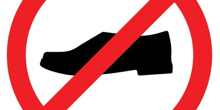 Remover os Sapatos - Créditos: depositphotos.com / mnaleen.gmail.com