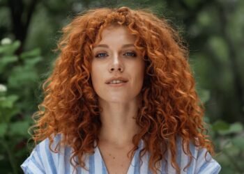 As cores de cabelo mais desejadas que rejuvenescem e iluminam o rosto