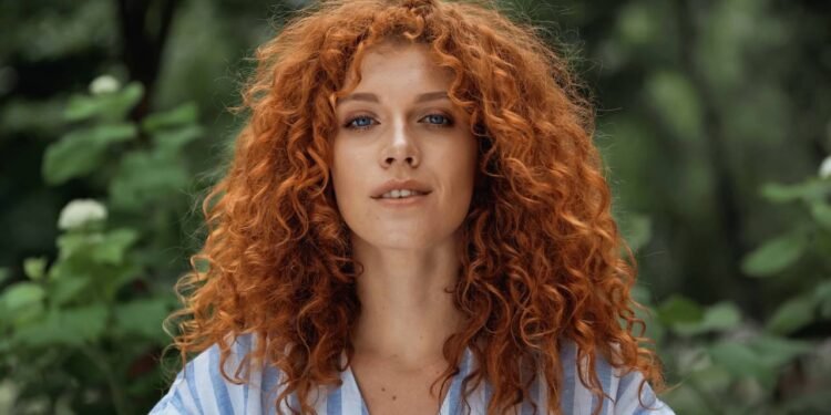 As cores de cabelo mais desejadas que rejuvenescem e iluminam o rosto