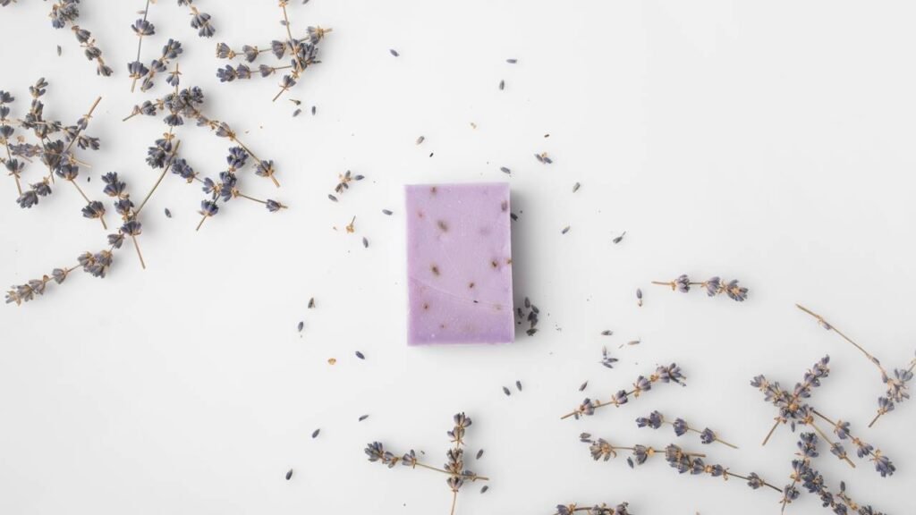 Faça seu próprio sabonete artesanal com lavanda cultivada em casa