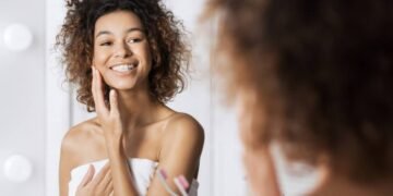 Adotei essa rotina noturna e vi minha pele rejuvenescer em poucas semanas