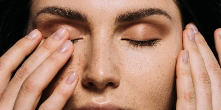 A melhor rotina de beleza para quem quer economizar sem perder o brilho