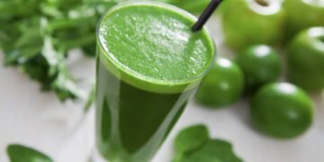 Receita de smoothie verde detox com abacaxi e hortelã que renova o corpo