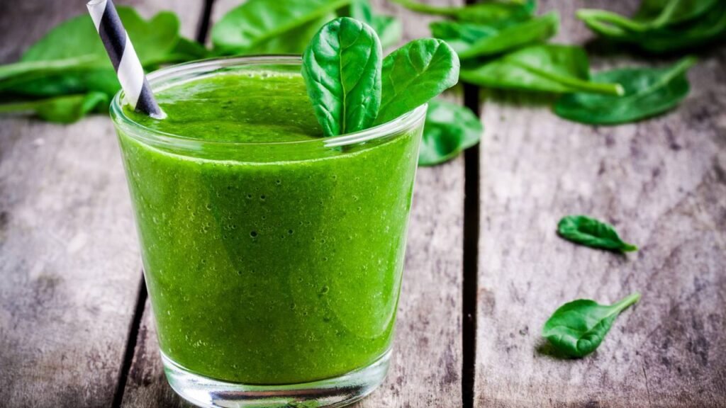 Receita de smoothie verde detox com abacaxi e hortelã que renova o corpo