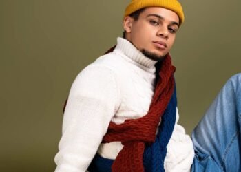 O suéter que dominou os anos 90 voltou e está dominando nas lojas