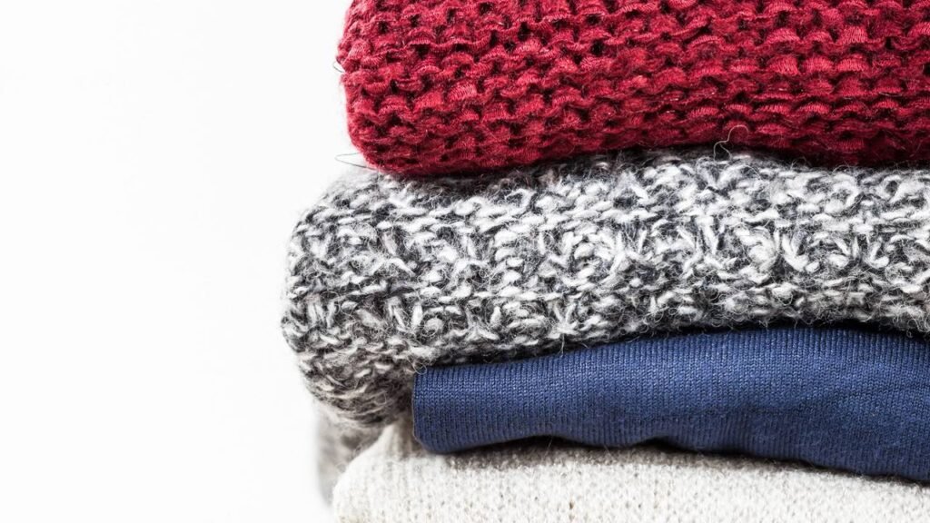 O suéter que dominou os anos 90 voltou e está dominando nas lojas