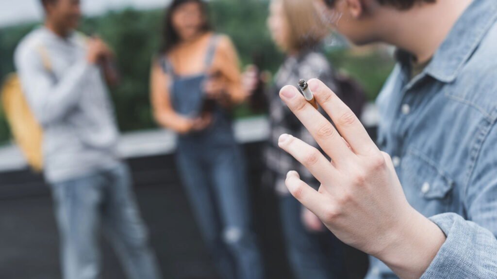 Estudo revela que filhos de pais fumantes envelhecem mais rápido