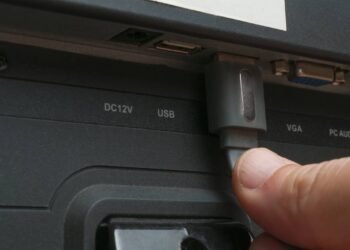 Como conectar o celular à TV com cabo HDMI e ver filmes offline