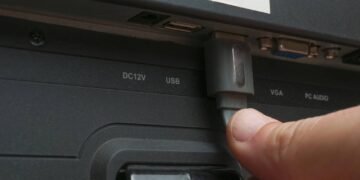 Como conectar o celular à TV com cabo HDMI e ver filmes offline