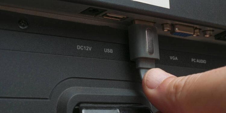 Como conectar o celular à TV com cabo HDMI e ver filmes offline