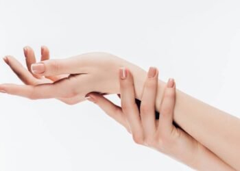 Unhas curvas são a tendência que deixa qualquer mão mais charmosa