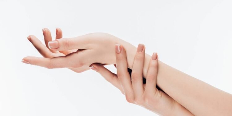 Unhas curvas são a tendência que deixa qualquer mão mais charmosa