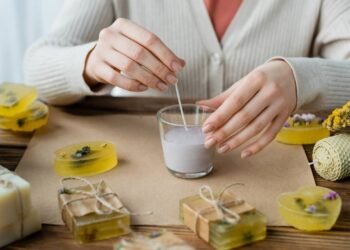 Como fazer suas próprias velas aromáticas e transformar a sua casa