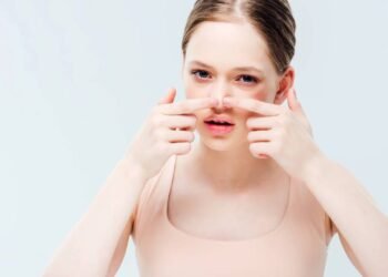 A rotina ideal para acabar com espinhas no nariz e removê-las sem machucar a pele