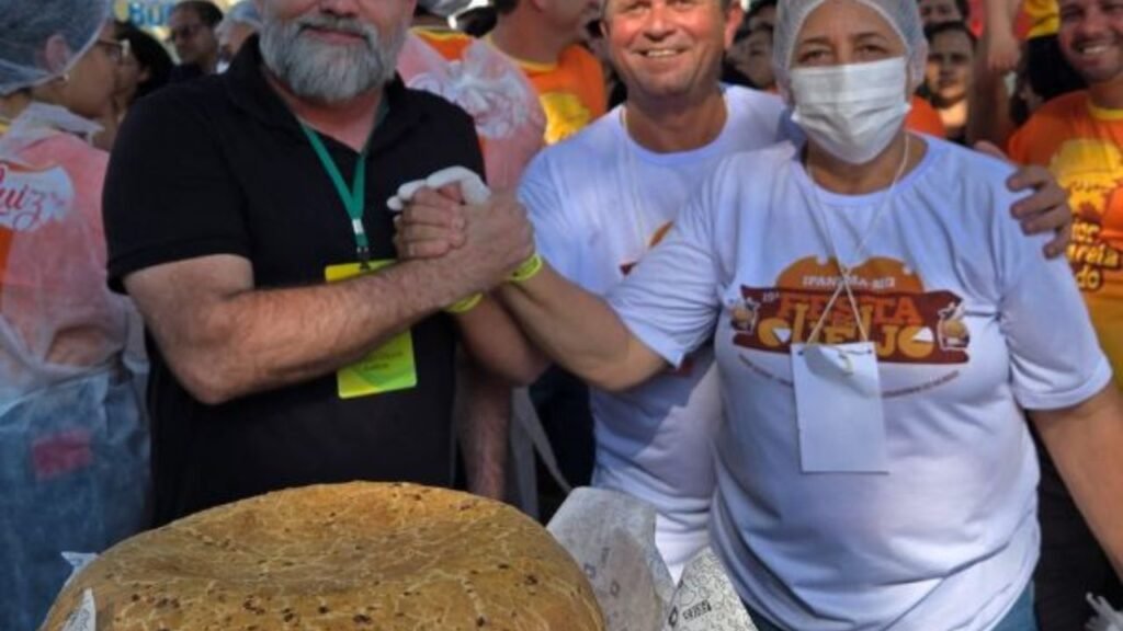 Cidade mineira emociona o Brasil com o maior pão de queijo já registrado