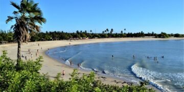 A cidade com praias secretas pouco conhecidas e ótimos preços