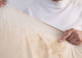 Como remover manchas de almofadas com um truque caseiro sem as danificar