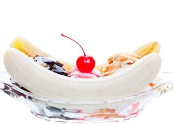 Esta sobremesa de banana split é uma das receitas perfeitas para saborear depois do jantar nesta primavera