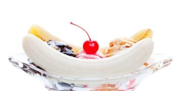 Esta sobremesa de banana split é uma das receitas perfeitas para saborear depois do jantar nesta primavera