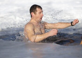 Banho quente ou frio? Veja os benefícios de cada um