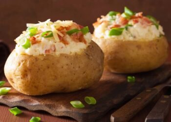 Receita fácil de batata recheada ao forno com queijo gratinado