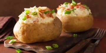 Receita fácil de batata recheada ao forno com queijo gratinado