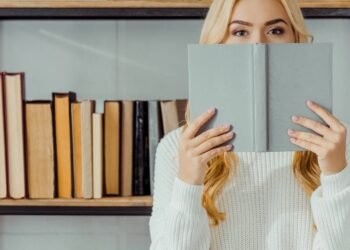 Montar uma biblioteca em casa transforma o lar em um refúgio de calma e inspiração