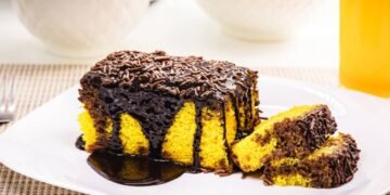 Receita fácil de bolo de cenoura bem úmido e sem glúten