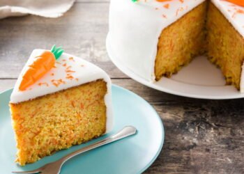 Essa receita de bolo de cenoura fica pronta em 40 minutos e agrada todo mundo