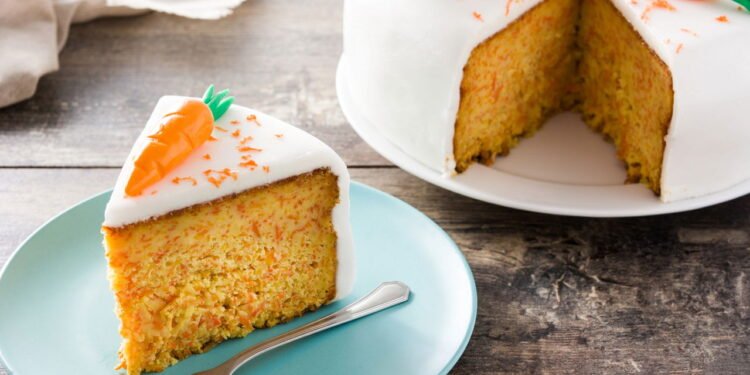 Essa receita de bolo de cenoura fica pronta em 40 minutos e agrada todo mundo