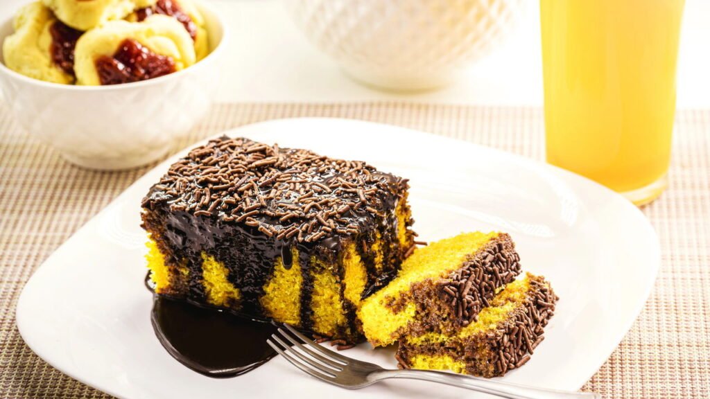 Essa receita de bolo de cenoura fica pronta em 40 minutos e agrada todo mundo