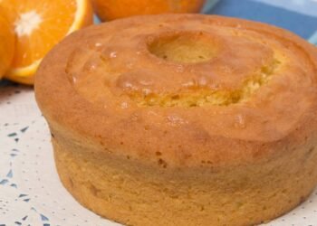 Bolo de aveia e laranja rico em fibras e proteínas e muito fácil de fazer