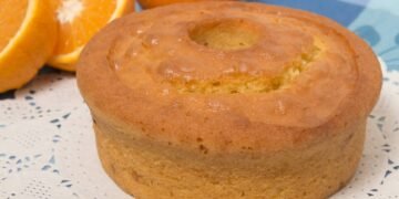 Bolo de aveia e laranja rico em fibras e proteínas e muito fácil de fazer