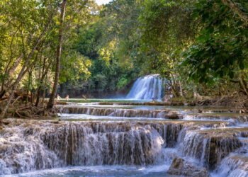 Cidade a 300 km da capital encanta com águas transparentes e foco ecológico
