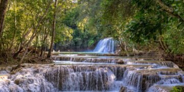 Cidade a 300 km da capital encanta com águas transparentes e foco ecológico