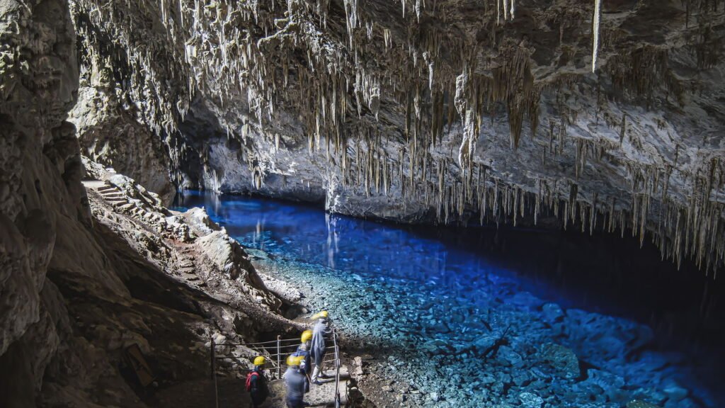 Cidade a 300 km da capital encanta com águas transparentes e foco ecológico