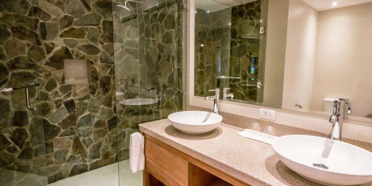 Manter o box do banheiro limpo e livre de manchas pode ser um desafio - Créditos: depositphotos.com / CherylRamalho