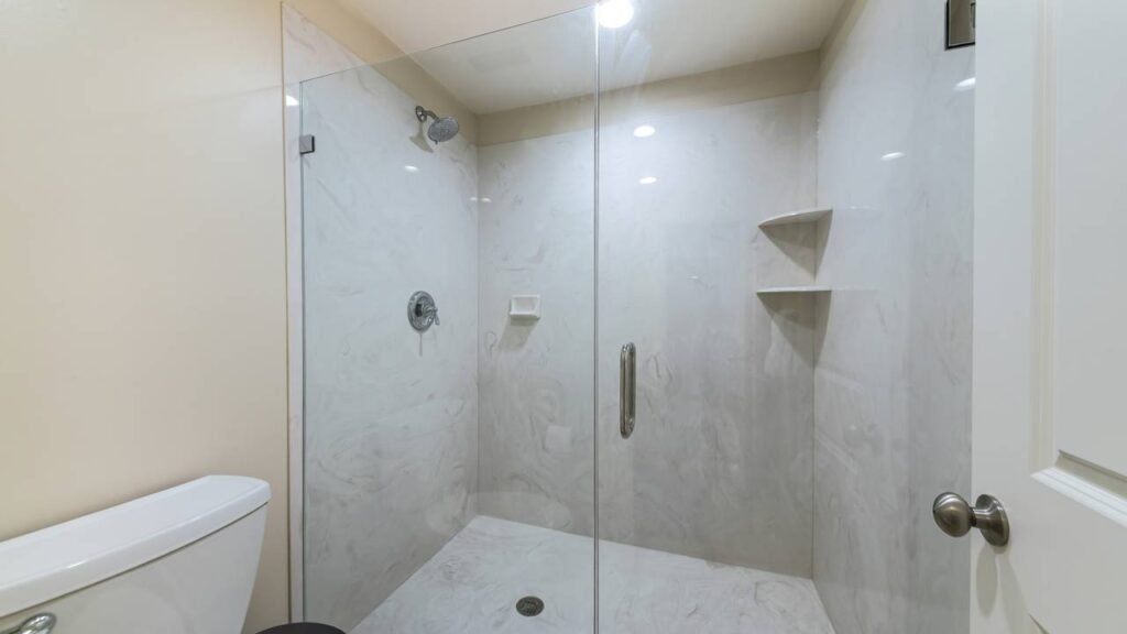 Deixe o box do banheiro transparente de novo utilizando esses 2 ingredientes