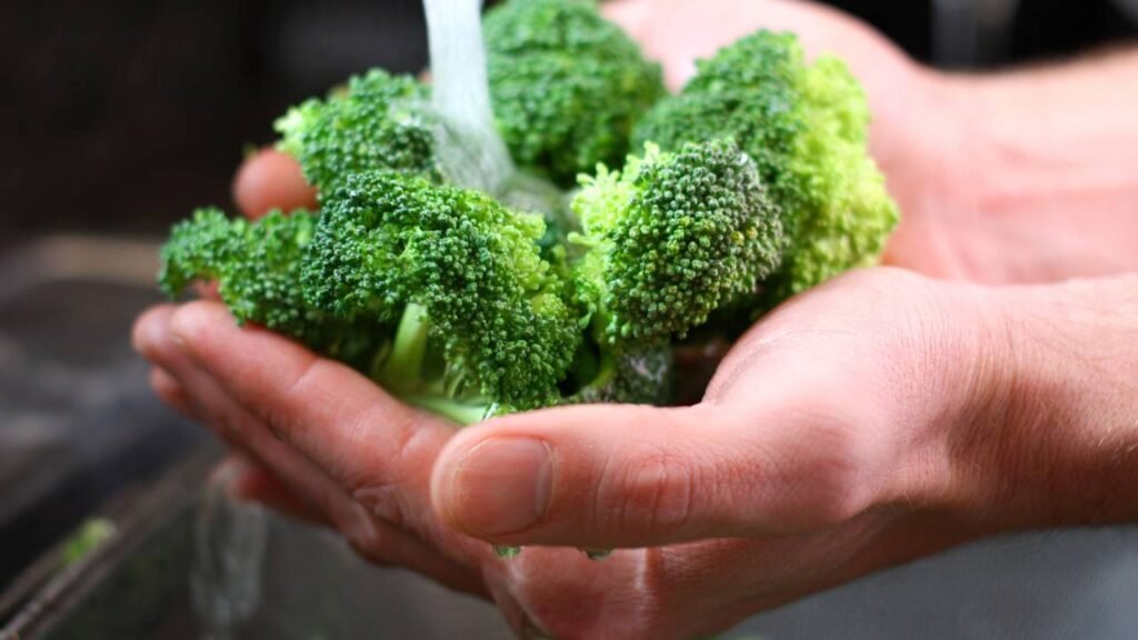 Como lavar brócolis da forma correta e eliminar todos os germes