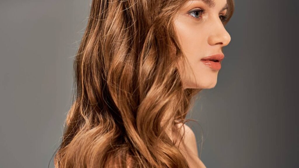 A cor de cabelo que está conquistando as mulheres e substituindo o loiro