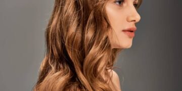 A cor de cabelo que está conquistando as mulheres e substituindo o loiro