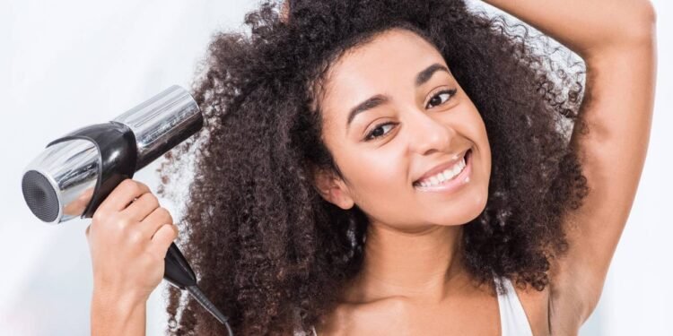 cortes e cuidados para cabelo crespo - Créditos: depositphotos.com / EdZbarzhyvetsky