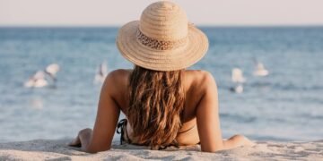 Cuidados essenciais para evitar ressecamento e frizz nos cabelos durante o verão