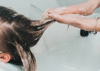 Acabe com os fios brancos com 2 ingredientes sem precisar gastar em salão