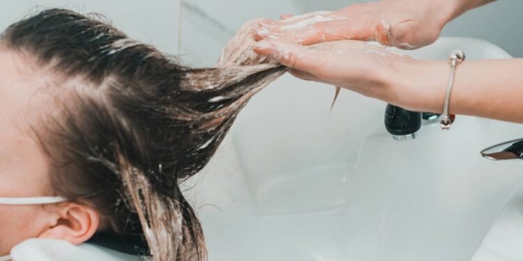 Pintar cabelo em casa com resultado de salão - Créditos: depositphotos.com / NIKO_Cingaryuk