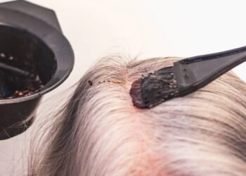 Como evitar que seus cabelos grisalhos fiquem amarelados e sem brilho