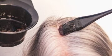 Como evitar que seus cabelos grisalhos fiquem amarelados e sem brilho