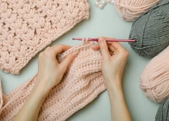 Com apenas fio e agulha você cria um cachecol elegante que valoriza qualquer roupa
